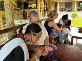 Tharu Community Lodge，位于Kawasoti的酒店
