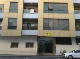 Sultan 303 Rooms with sharing washroom，位于迪拜的酒店