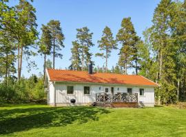 Nice Home In Norra Kedum With Wifi，位于Norra Kedum的酒店