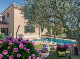 斯特拉达康特萨23号带室外游泳池度假屋