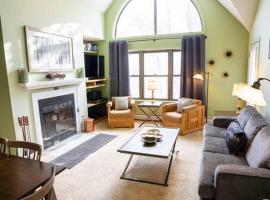 Ski On-Ski Off Okemo Mountain Getaway for Families with Pool & Hot Tubs，位于拉德洛的酒店