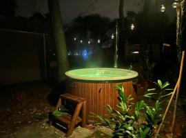Boslodge Het Groene Hert met Hottub，位于Haarle的酒店
