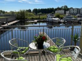 Centrally Located Carrick on Shannon Shore Side Apartment，位于香农河畔卡里克的酒店