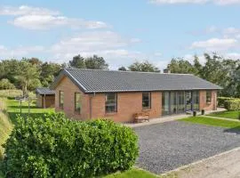 4 Bedroom Stunning Home In Knebel