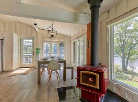 Muskoka Retreat, Fire Pit, Games, Waterfront，位于格雷文赫斯特的酒店