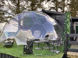 Glamping Domes，位于Articlave的露营地