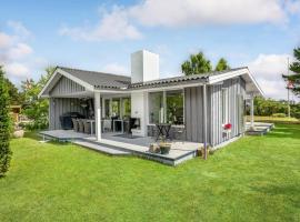 Lovely Home In Juelsminde With Kitchen，位于森讷比的酒店