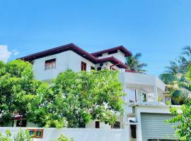 2V Villa, In Habaraduwa City, Near Unawatuna and Thalpe beach, Koggala Airport and Lagoon, Galle Dutch Fort,，位于哈巴拉杜瓦的酒店