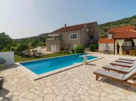 Three-Bedroom Holiday Home In Brstanovo