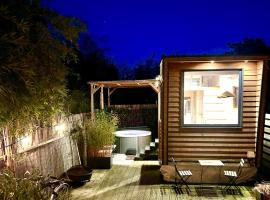 Tiny house with garden and jacuzzi near Amsterdam，位于Vijfhuizen的小屋