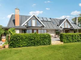 Gorgeous Home In &Oslash;ster Assels，位于&Oslash;ster Assels的带热水浴缸的酒店