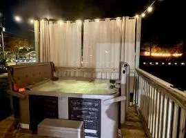 HOT TUB! Cozy Bungalow Downtown near River