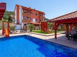 2 Bedroom Nice Apartment In Banjol