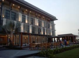 Navela Hotel and Banquet，位于拉差汶里的酒店