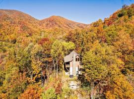 Maggie Valley Cabin with Beautiful Mountain Views, HotTub, Pet Friendly, GameRoom, FirePlace，位于马吉谷的酒店