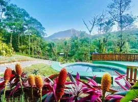 Linda Casa com piscina exclusiva e vista para a Serra do Mar