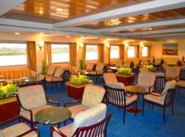 Aton Nile cruise，位于开罗Maadi的酒店