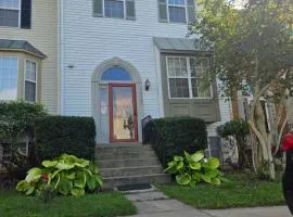 Spacious Quiet 3 Bedrooms Townhome Free Parking, Sleeps-9