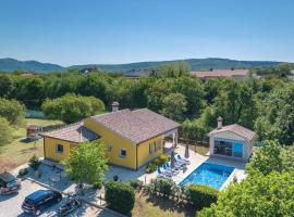 Holiday Home Strmac 25 With Outdoor Swimmingpool，位于Strmac的酒店