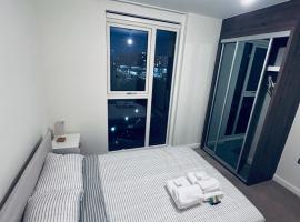 FEMALE ONLY - ENSUITE PRIVATE ROOM IN Hillingdon，位于海斯的酒店