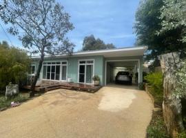 Saltbush - Ideally located and modernised MCM Beach House，位于安吉西的酒店