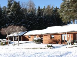 Volcans Vacances Les Chalets Du Lac，位于艾达的露营地