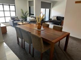Modern apartment in Central Geelong!，位于吉朗的酒店