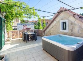 Stunning Home In Sinj With Jacuzzi，位于锡尼的酒店