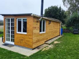Chalet autonome à louer sur terrain de loisir de 2000m2 avec étang privé，位于Manou的酒店