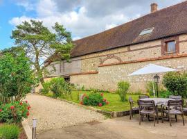 Nice Home In Étigny With Wifi，位于Étigny的酒店