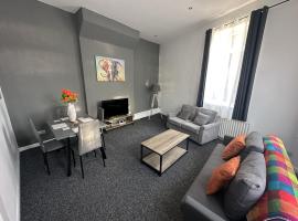 Large ground floor apartment - South Shields - 3 Minutes from South Tyneside Hospital, 8 Minutes from Beach，位于南希尔兹的酒店