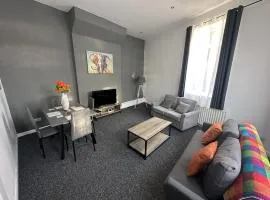 Large ground floor apartment - South Shields - 3 Minutes from South Tyneside Hospital, 8 Minutes from Beach