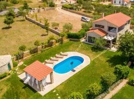 Lovely Home In Linardici With Kitchen