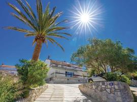 Lovely Apartment In Banjol With Wifi，位于班约勒的酒店