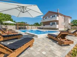 Lovely Home In Perusic Donji With Wifi
