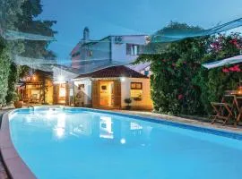 Lovely Home In Rogoznica With Jacuzzi