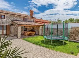 Awesome Home In Peruski With Wifi