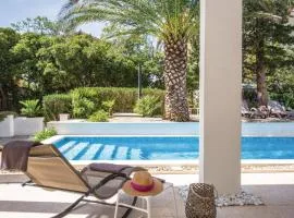 3 Bedroom Cozy Apartment In Makarska