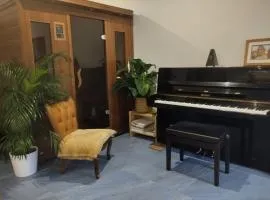 Chambre avec grand bureau sdb partagée