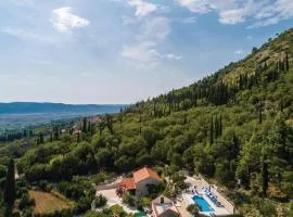 罗沃诺五卧室度假屋 