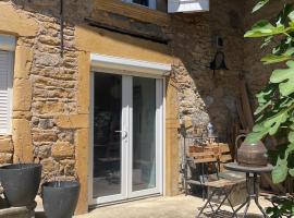 Petit studio aux portes du beaujolais，位于Saint-Germain-Nuelles的酒店
