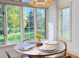 Cozy Ithaca Retreat - Fenced Yard - 7 min to Cornell，位于伊萨卡的酒店