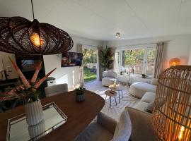 VELUWSHOF HOENDERLOO HOLIDAYS Luxe Holidayhomes with PRIVATE JACUZZI'S - SwimmingPool - Tennis Court - Bowling - Supermarket and Children Entertainment，位于洪德洛的酒店