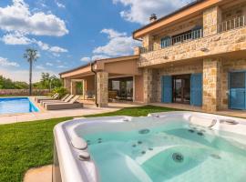 Nice Home In Linardici With Jacuzzi，位于利纳迪奇的酒店