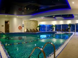 Hotel Zacisze，位于文盖尔斯卡－古尔卡的带泳池的酒店