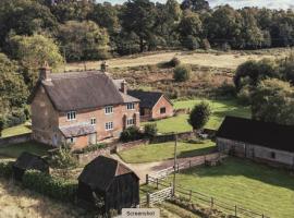 Gorgeous English Farmhouse Holiday Cottage for 10，位于Ellingham的酒店