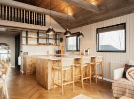 Relaxing cabin with a hot tub and sauna in south coast of Iceland，位于Kerhraun的山林小屋