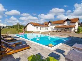 6 Bedroom Amazing Home In Slunj