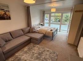 1st floor studio flat in Crawley! Close to Gatwick，位于克劳利的公寓