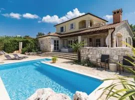 Three-Bedroom Holiday Home In Stifanici